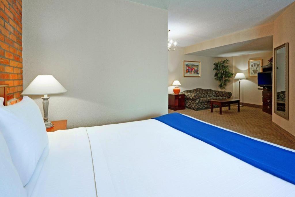 Express East - Scarborough By Ihg Hotel 2*