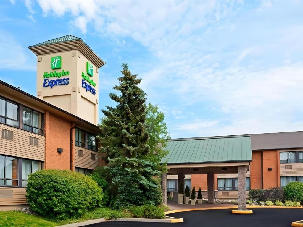 Express East - Scarborough By Ihg Hotel
