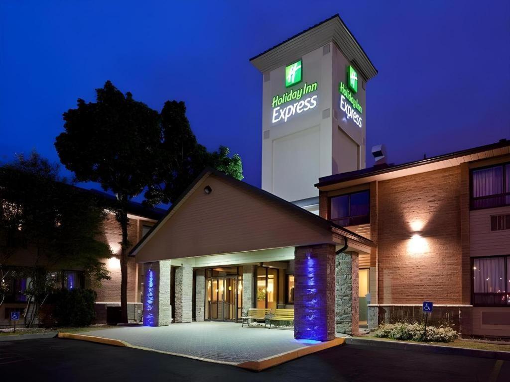 Express East - Scarborough By Ihg Hotel