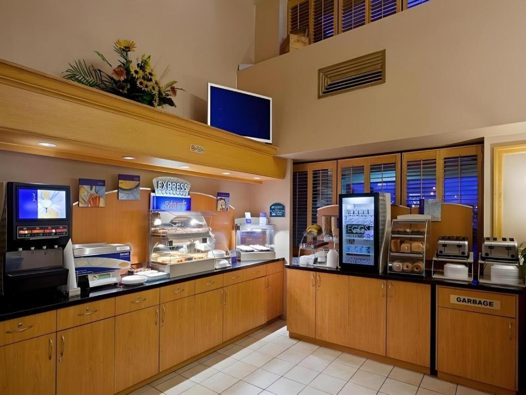 Hotel Express East - Scarborough By Ihg 2*