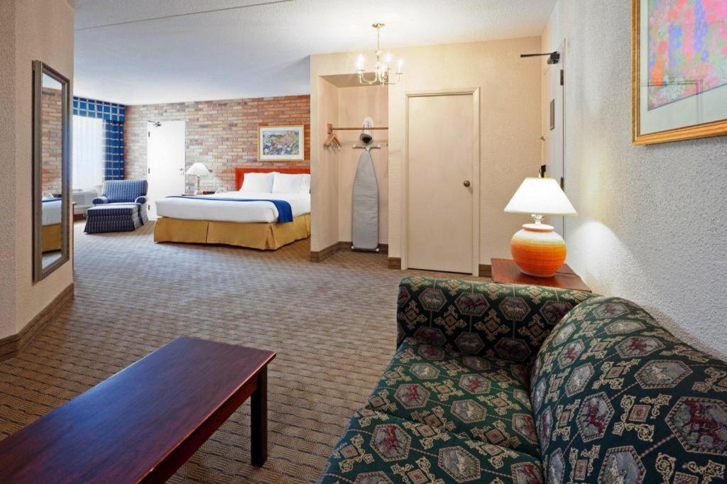 Hotel Express East - Scarborough By Ihg